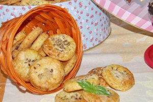 Biscuiti sarati cu avocado si busuioc