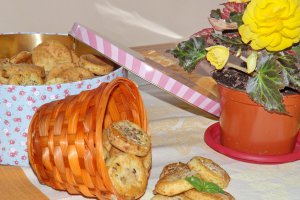 Biscuiti sarati cu avocado si busuioc