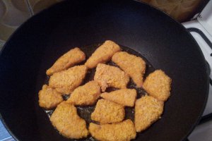 Nuggets din piept de pui cu sos de iaurt