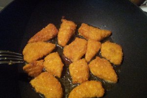 Nuggets din piept de pui cu sos de iaurt