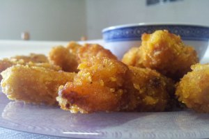 Nuggets din piept de pui cu sos de iaurt
