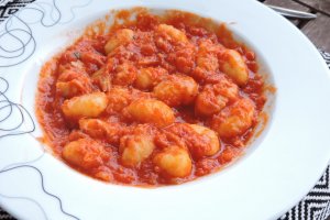 Gnocchi cu sos tomat si cod bacalhau