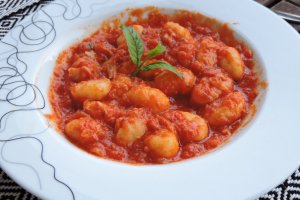 Gnocchi cu sos tomat si cod bacalhau