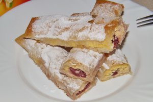 Strudel cu branza si cirese