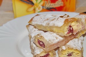 Strudel cu branza si cirese