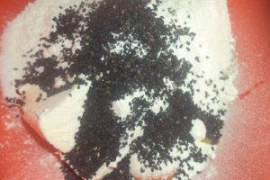 Fursecuri cu unt, nuca macinata si dulceata de zmeura