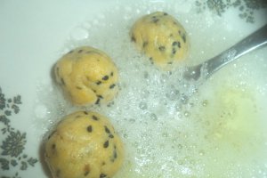 Fursecuri cu unt, nuca macinata si dulceata de zmeura
