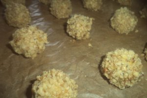 Fursecuri cu unt, nuca macinata si dulceata de zmeura