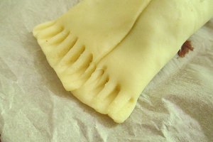 Foietaj cu nutella,alune si biscuiti