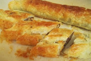 Foietaj cu nutella,alune si biscuiti