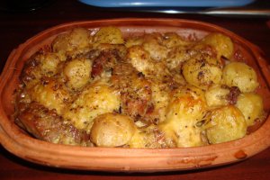 Cartofi noi gratinati cu muschiulet de porc la cuptor in vas roman