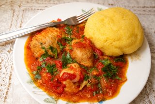 Tocanita cu ardei copti si carne de porc