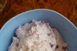 Tort cu crema de cacao si zmeura