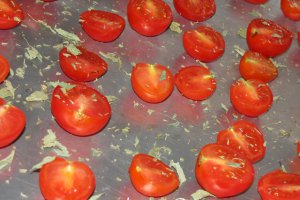 Tarte cu branza de capra si rosii cherry