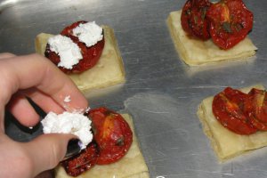 Tarte cu branza de capra si rosii cherry