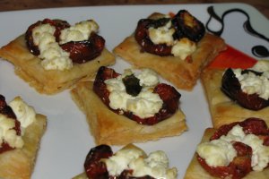 Tarte cu branza de capra si rosii cherry