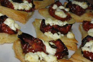 Tarte cu branza de capra si rosii cherry