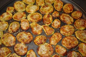 Chipsuri la cuptor cu sos de roşii aromat
