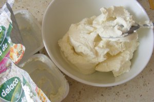 Cremă de brânză cu ceapă verde, mărar şi petale de trandafir
