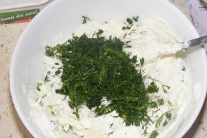 Cremă de brânză cu ceapă verde, mărar şi petale de trandafir