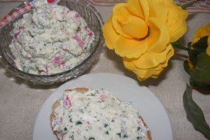Cremă de brânză cu ceapă verde, mărar şi petale de trandafir