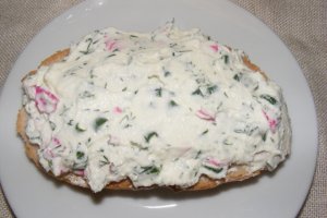 Cremă de brânză cu ceapă verde, mărar şi petale de trandafir