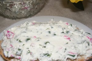 Cremă de brânză cu ceapă verde, mărar şi petale de trandafir