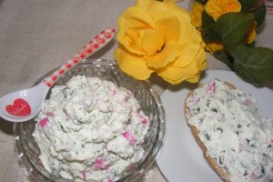 Cremă de brânză cu ceapă verde, mărar şi petale de trandafir