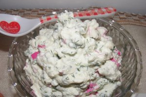 Cremă de brânză cu ceapă verde, mărar şi petale de trandafir