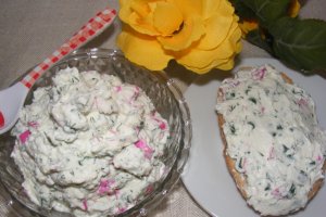 Cremă de brânză cu ceapă verde, mărar şi petale de trandafir