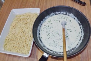 Spaghete cu sos alb si mazare