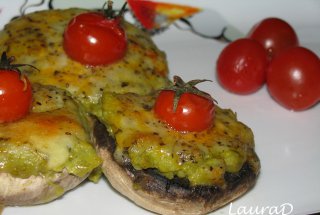 Ciuperci cu mozzarella, branza cheddar, mazare si rosii cherry