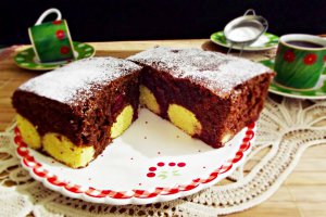 Prajitura cu ciocolata, visine si bilute de cocos