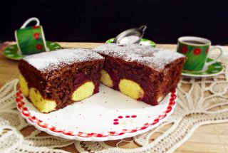 Prajitura cu ciocolata, visine si bilute de cocos