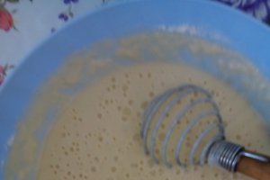 Clatite dospite cu crema de zmeura si sos caramel