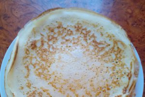 Clatite dospite cu crema de zmeura si sos caramel