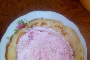 Clatite dospite cu crema de zmeura si sos caramel