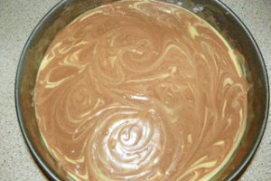 Tort marmorat cu crema de unt de arahide