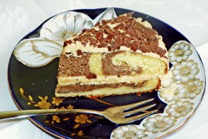 Tort marmorat cu crema de unt de arahide