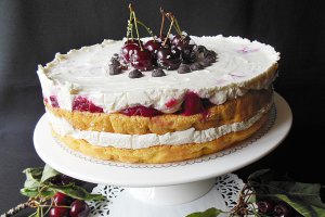 Tort cu visine, crema mascarpone si frisca