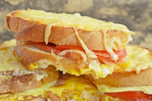 Sandwich cald cu sunca, rosii si dovlecel