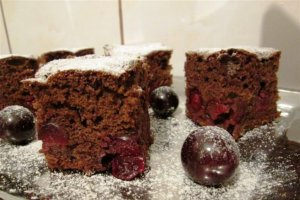 Prajitura cu visine, iaurt si cacao