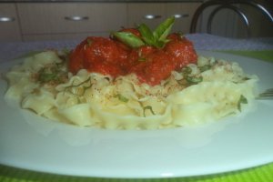 Paste cu sos de rosii si chiftele