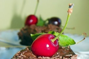 Tort cu crema de ciocolata neagra