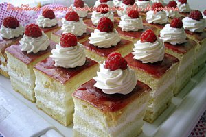 Prajitura cu crema mascarpone si jeleu de zmeura