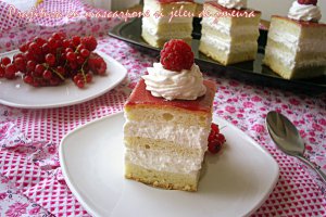 Prajitura cu crema mascarpone si jeleu de zmeura