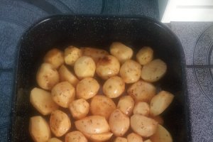 Cartofi noi la cuptor