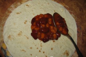 Tortillas cu fasole in sos picant si branza cheddar