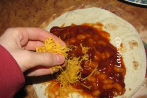 Tortillas cu fasole in sos picant si branza cheddar