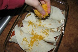 Tortillas cu fasole in sos picant si branza cheddar